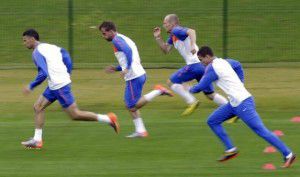 jugadores-holanda-calentamiento-sesion-entrenamiento-futbol-estadio-princesa-magogo-municipio-kwamashu-durban-rf_175147