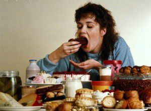 como la comida afecta tu vida sexual-persona comiendo
