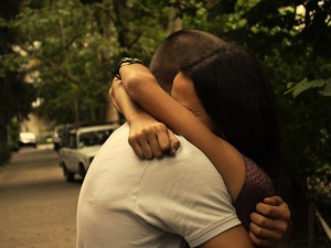 malditos celos-pareja abrazandose