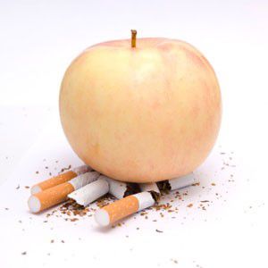 dejar de fumar sin engordar-manzana pisa cigarros