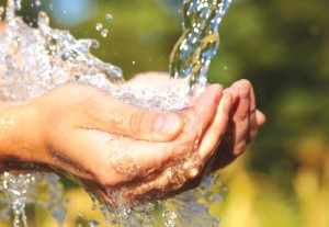 como-cuidar-las-manos-agrietadas-agua