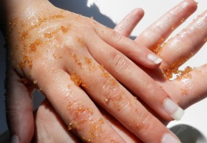 como-cuidar-las-manos-agrietadas-exfoliar