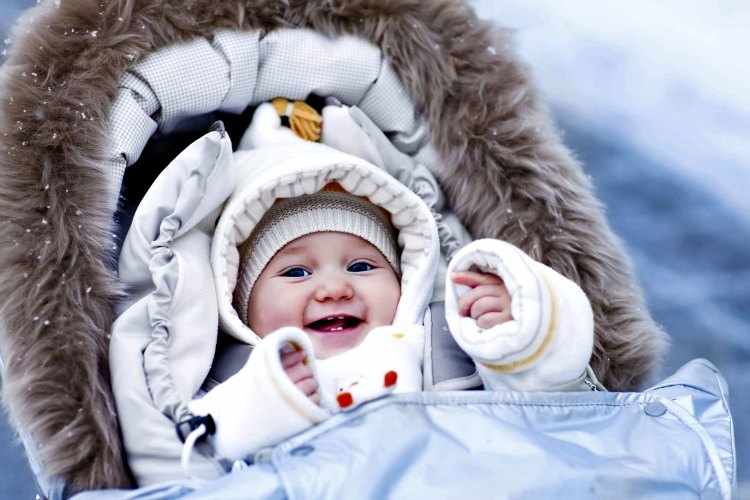 Los cuidados del bebe en invierno Los paseos por el exterior, son necesarios para el crecimiento